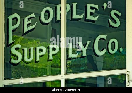 La Compagnie d’approvisionnement populaire est photographiée, 30 avril 2023, à Silverhill, en Alabama. Le magasin général historique, construit en 1902, sert de banque unie. Banque D'Images