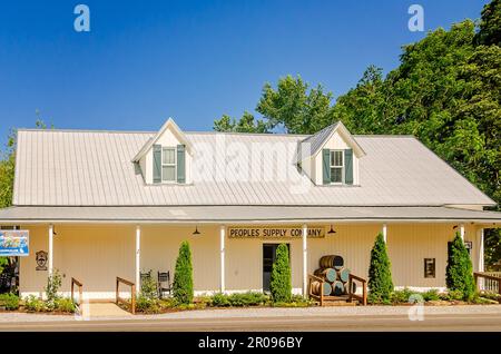 La compagnie d'approvisionnement de la population est photographiée, 30 avril 2023, à Silverhill, Alabama. Le magasin général historique, construit en 1902, sert maintenant de banque unie. Banque D'Images