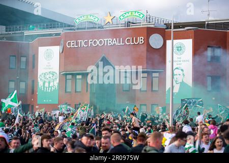 Édimbourg, Royaume-Uni. 07th mai 2023. 7th mai 2023 ; Tynecastle Park, Édimbourg, Écosse : Scottish Premiership football, Hearts versus Celtic ; Celtic soutient devant l'entrée principale du Celtic Park Credit: Action plus Sports Images/Alay Live News Banque D'Images