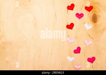 Beaucoup de petits coeurs sur fond de bois avec espace de copie. Carte de vœux douce inspirée du cœur. Banque D'Images