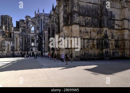 Batalha, Portugal - 15 août 2022: Extérieur du monastère avec mouvement touristes flous en premier plan Banque D'Images