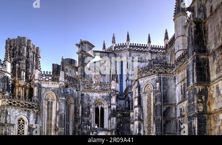 Batalha, Portugal - 15 août 2022 : détail de l'extérieur du monastère montrant des caractéristiques de design gothique et complexe Banque D'Images