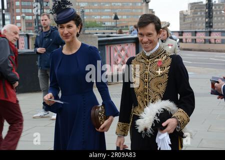 Un Rory Stewart souriant et sa femme Shoshana Clak arrivent tôt pour le couronnement du roi Charles III Banque D'Images