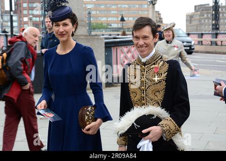 Un Rory Stewart souriant et sa femme Shoshana Clak arrivent tôt pour le couronnement du roi Charles III Banque D'Images