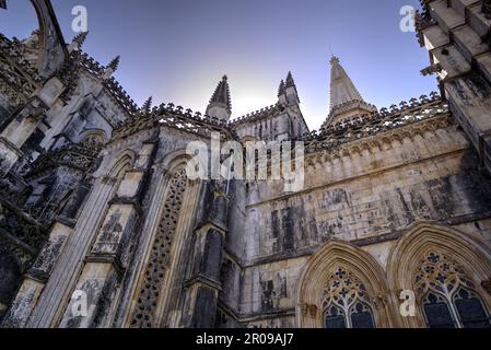 Batalha, Portugal - 15 août 2022 : détail de l'extérieur du monastère montrant des caractéristiques de design gothique et complexe Banque D'Images