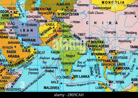 Gros plan sur une carte du monde avec le côté asiatique, l'Inde sous-continentale en vue Banque D'Images