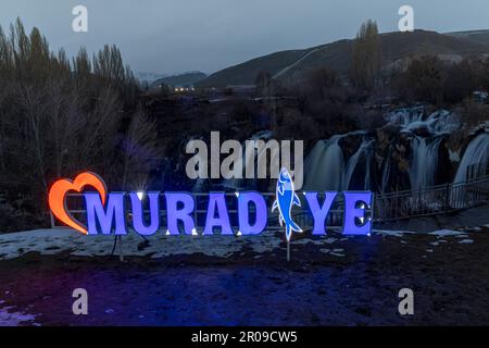 Van, Turquie - 5 mars 2023; chute d'eau de Muradiye dans le district de Muradiye.Van, Turquie. Magnifique paysage de cascade en hiver. La cascade est une grande richesse naturelle Banque D'Images