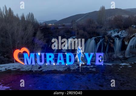 Van, Turquie - 5 mars 2023; chute d'eau de Muradiye dans le district de Muradiye.Van, Turquie. Magnifique paysage de cascade en hiver. La cascade est une grande richesse naturelle Banque D'Images