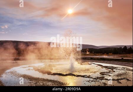 Fond naturel inspirant. Piscines et champs de geysers dans le Parc National de Yellowstone, aux États-Unis. Banque D'Images