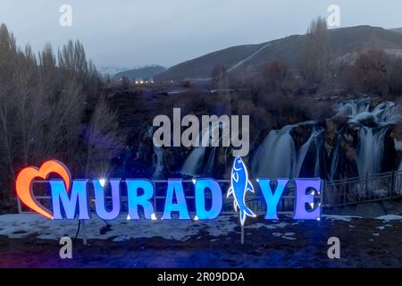 Van, Turquie - 5 mars 2023; chute d'eau de Muradiye dans le district de Muradiye.Van, Turquie. Magnifique paysage de cascade en hiver. La cascade est une grande richesse naturelle Banque D'Images