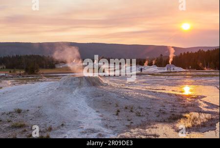 Fond naturel inspirant. Piscines et champs de geysers dans le Parc National de Yellowstone, aux États-Unis. Banque D'Images