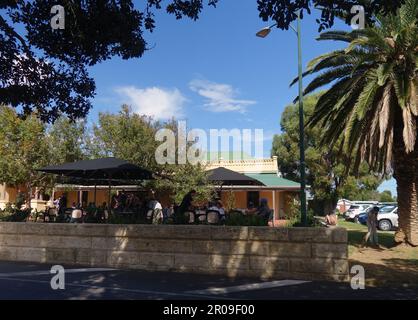Personnes déjeunant à l'hôtel Dongara, Port Denison, Australie occidentale Banque D'Images