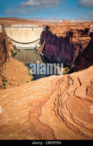 Le barrage de Glen Canyon abrite les eaux du lac Powell et produit de l'énergie hydroélectrique près de page, en Arizona. Banque D'Images