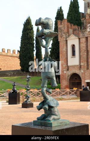 Sculpture d'éléphant par Sorgini Sergio au château Scaliger, Castello Villafranca, Villafranca di Verona, Italie, 2023 Banque D'Images