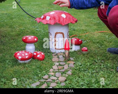 enfant jouant avec do it vous-même maison dans le jardin Banque D'Images