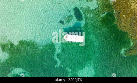 Bateau dans la mer. Le bateau est garé dans la station et attend dans la mer. Banque D'Images