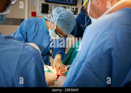 Axé sur une intervention chirurgicale complexe. une équipe de chirurgiens effectuant une chirurgie dans une salle d'opération. Banque D'Images