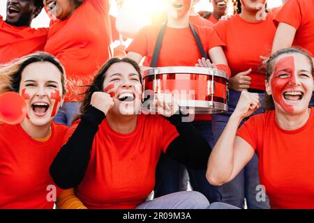 Les fans de football fous qui fêtent dans la foule tout en regardant le match au stade de sport - les supporters de football hurlent pour leur équipe pendant le champi du monde Banque D'Images