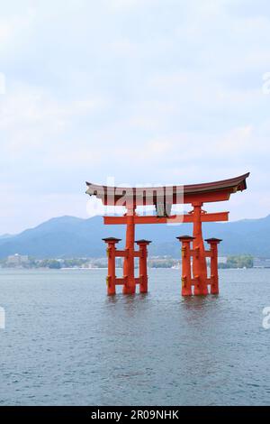 Itsukushima Jinja Otorii ou porte Grand Torii sur la mer de Miyajima, Japon. Banque D'Images