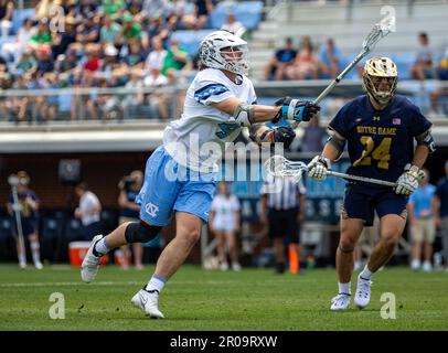 Cary, Caroline du Nord, États-Unis. 6th mai 2023. Milieu de terrain de Chapel Hill HARRY WELLFORD (#4) tire contre le milieu de terrain de notre Dame BEN RAMSEY (#24). Saison régulière, Chapel Hill, NC 5/6/23, Dorrance Field (Credit image: © Paul Morea/ZUMA Press Wire) USAGE ÉDITORIAL SEULEMENT! Non destiné À un usage commercial ! Banque D'Images