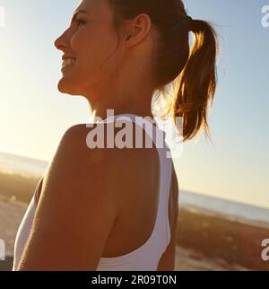 Profiter de la beauté de la nature. Photo de profil d'une belle femme en vêtements de sport en admirant la vue. Banque D'Images