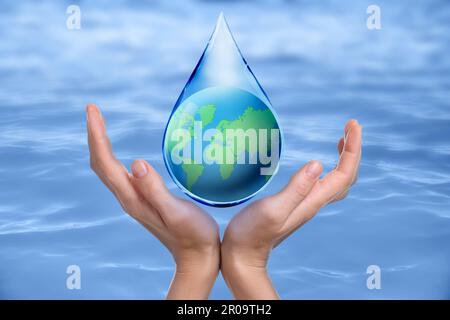 Femme tenant l'icône de la Terre en chute sur fond bleu, gros plan. Concept d'économie d'eau Banque D'Images