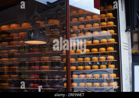 Amsterdam, pays-Bas - 25 juin 2022: De nombreuses roues de fromage sur les étagères, vue par fenêtre de verre Banque D'Images