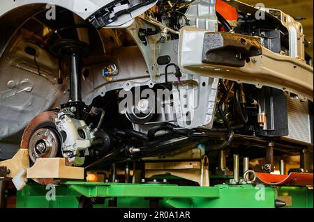 Installation du moteur dans la salle automobile de l'atelier Banque D'Images