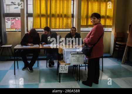 Valparaiso, Chili. 07th mai 2023. Une femme vue au bureau de vote le jour de l'élection Conseil constitutionnel 2023 Chili. Élection Conseil constitutionnel 2023 Chili. Crédit : SOPA Images Limited/Alamy Live News Banque D'Images