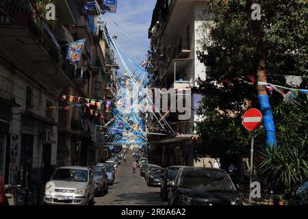 7 mai 2023, Naples, Campanie/Naples, Italie: Une visite dans le centre historique de Naples dans les quartiers de Forcella et les quartiers espagnols quelques jours après la conquête mathématique de Naples de sa troisième série A Scudetto trente-trois ans après la dernière de l'ère de Diego Armando Maradona. Rues pleines de bannières avec des hymnes pour l'équipe et de nombreux magasins vendant des t-shirts et de nombreux autres gadgets à se rappeler de ce traquardo historique de l'équipe de Naples dans le championnat italien de football de Serie A. Une foule de fans et de touristes remplit les rues de la ville pour visiter l'historique Lieux de ne Banque D'Images