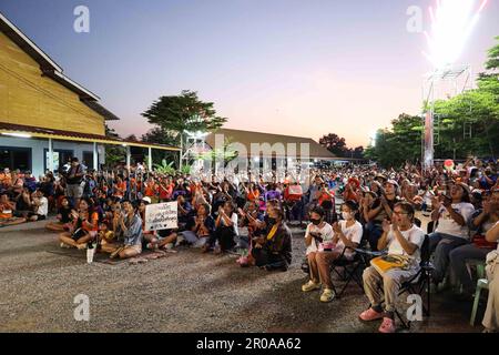 Chanthaburi, Thaïlande. 6th mai 2023. Le parti Move Forward organise la Caravane Move Forward, toutes les routes mènent à la Maison du gouvernement : La ligne de la région de l'est, faisant campagne sur le dernier tronçon avant le jour de l'élection générale, dimanche, 14 mai, dans la soirée au district de pong Nam Ron, province de Chanthaburi, avec Pita Limjaroenrat, un candidat pour le Premier ministre, a participé à la campagne. (Credit image: © Edirach Toumlamoon/Pacific Press via ZUMA Press Wire) USAGE ÉDITORIAL SEULEMENT! Non destiné À un usage commercial ! Banque D'Images