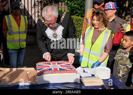 Londres, Royaume-Uni. 7th mai 2023. Les célébrations du couronnement du roi se poursuivent avec un grand déjeuner à Aldgate Square, où la communauté du quartier est s'est réunie pour un après-midi de musique et de danse. Crédit : onzième heure Photographie/Alamy Live News Banque D'Images