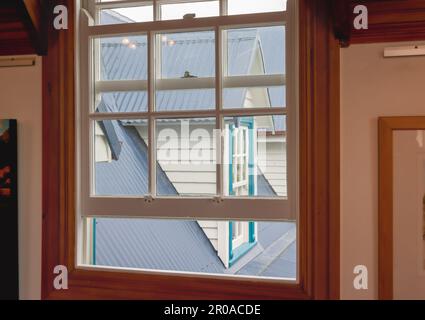 Nouvelle-Zélande - 2 février 2011 ; toit de la porte à côté et dormeur à travers la fenêtre multi-panneaux. Banque D'Images