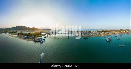 8 avril 2023: Port de pêche de Ninh Chu, ville de Phan rang, province de Ninh Thuan à l'aube Banque D'Images