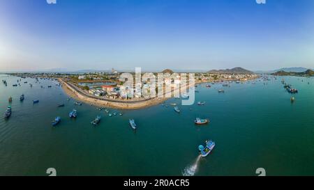 8 avril 2023: Port de pêche de Ninh Chu, ville de Phan rang, province de Ninh Thuan à l'aube Banque D'Images