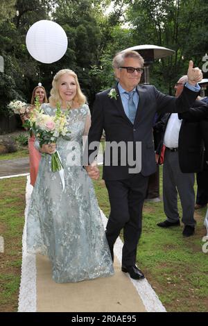 6 mai 2023, Ojai, Californie, États-Unis : EXCLUSIVITÉ ! JUSTE MARIÉ! TOUS LES POUCES VERS LE HAUT:) l'ancienne étoile des Happy Days 'Potsie' aka ANSON WILLIAMS, 73, et SHARON MAHARRY, 64. L'acteur, qui a demandé le divorce de sa femme de 30 ans en 2019, portait un costume noir avec une chemise bleu clair et une cravate grise à motifs. Porter des lunettes noires. La mariée, qui est un agent immobilier à Ojai, en Californie, portait une magnifique robe de dentelle blanche à manches longues avec un col de bateau et une jupe complète. Elle portait ses cheveux blonds brochés sur son visage et portait un joli bouquet de roses et d'hortensias. (Credit image: © Nina Prommer Banque D'Images