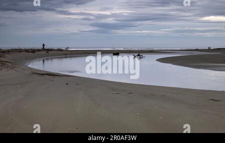 Otaki Beach, en Nouvelle-Zélande, avec le ruisseau Waitohu qui part vers la mer de Tasman Banque D'Images