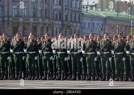 St. Petersbourg, Russie. 07th mai 2023. Les militaires russes marchent lors de la répétition de la parade du jour de la victoire sur la place du Palais. La Russie célébrera le 78th anniversaire de la victoire complète et finale de la Grande guerre patriotique contre l'Allemagne nazie. Le jour de la victoire sera célébré dans de nombreuses villes du pays sur 9 mai, les principales seront Saint Pétersbourg et Moscou. Crédit : SOPA Images Limited/Alamy Live News Banque D'Images