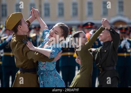 St. Petersbourg, Russie. 07th mai 2023. Les danseurs se produisent pendant la répétition de la parade du jour de la victoire sur la place du Palais. La Russie célébrera le 78th anniversaire de la victoire complète et finale de la Grande guerre patriotique contre l'Allemagne nazie. Le jour de la victoire sera célébré dans de nombreuses villes du pays sur 9 mai, les principales seront Saint Pétersbourg et Moscou. Crédit : SOPA Images Limited/Alamy Live News Banque D'Images