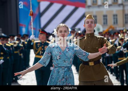 St. Petersbourg, Russie. 07th mai 2023. Les danseurs se produisent pendant la répétition de la parade du jour de la victoire sur la place du Palais. La Russie célébrera le 78th anniversaire de la victoire complète et finale de la Grande guerre patriotique contre l'Allemagne nazie. Le jour de la victoire sera célébré dans de nombreuses villes du pays sur 9 mai, les principales seront Saint Pétersbourg et Moscou. Crédit : SOPA Images Limited/Alamy Live News Banque D'Images