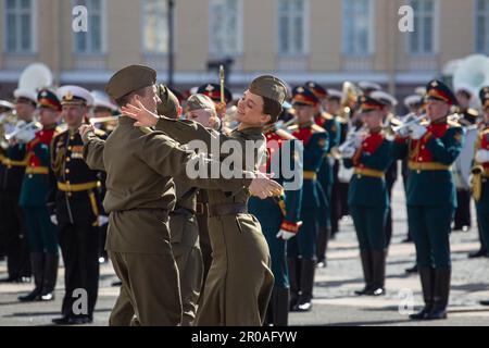 St. Petersbourg, Russie. 07th mai 2023. Les danseurs se produisent pendant la répétition de la parade du jour de la victoire sur la place du Palais. La Russie célébrera le 78th anniversaire de la victoire complète et finale de la Grande guerre patriotique contre l'Allemagne nazie. Le jour de la victoire sera célébré dans de nombreuses villes du pays sur 9 mai, les principales seront Saint Pétersbourg et Moscou. Crédit : SOPA Images Limited/Alamy Live News Banque D'Images
