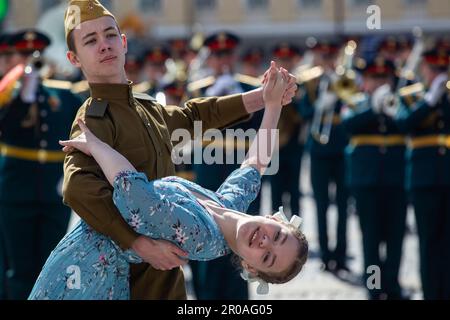 St. Petersbourg, Russie. 07th mai 2023. Les danseurs se produisent pendant la répétition de la parade du jour de la victoire sur la place du Palais. La Russie célébrera le 78th anniversaire de la victoire complète et finale de la Grande guerre patriotique contre l'Allemagne nazie. Le jour de la victoire sera célébré dans de nombreuses villes du pays sur 9 mai, les principales seront Saint Pétersbourg et Moscou. Crédit : SOPA Images Limited/Alamy Live News Banque D'Images