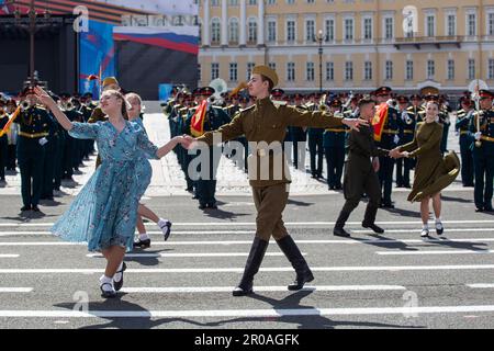 St. Petersbourg, Russie. 07th mai 2023. Les danseurs se produisent pendant la répétition de la parade du jour de la victoire sur la place du Palais. La Russie célébrera le 78th anniversaire de la victoire complète et finale de la Grande guerre patriotique contre l'Allemagne nazie. Le jour de la victoire sera célébré dans de nombreuses villes du pays sur 9 mai, les principales seront Saint Pétersbourg et Moscou. (Photo par Artem Priakhin/SOPA Images/Sipa USA) crédit: SIPA USA/Alay Live News Banque D'Images