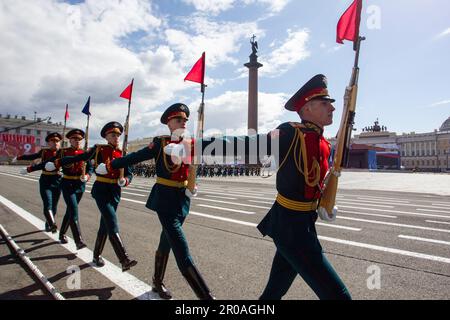 St. Petersbourg, Russie. 07th mai 2023. Gardes d'honneur vus lors de la répétition de la parade du jour de la victoire sur la place du Palais. La Russie célébrera le 78th anniversaire de la victoire complète et finale de la Grande guerre patriotique contre l'Allemagne nazie. Le jour de la victoire sera célébré dans de nombreuses villes du pays sur 9 mai, les principales seront Saint Pétersbourg et Moscou. (Photo par Artem Priakhin/SOPA Images/Sipa USA) crédit: SIPA USA/Alay Live News Banque D'Images