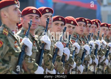 St. Petersbourg, Russie. 07th mai 2023. Les militaires russes marchent pendant la marche à la répétition de la parade du jour de la victoire sur la place du Palais. La Russie célébrera le 78th anniversaire de la victoire complète et finale de la Grande guerre patriotique contre l'Allemagne nazie. Le jour de la victoire sera célébré dans de nombreuses villes du pays sur 9 mai, les principales seront Saint Pétersbourg et Moscou. (Photo par Artem Priakhin/SOPA Images/Sipa USA) crédit: SIPA USA/Alay Live News Banque D'Images