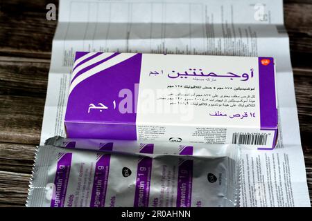 Le Caire, l'Egypte, 4 mai 2023: Augmentin 1g comprimés, amoxicilline et clavulanate potassium, acide clavulanique, classe des inhibiteurs de la bêta-lactamase, amoxicilline i. Banque D'Images