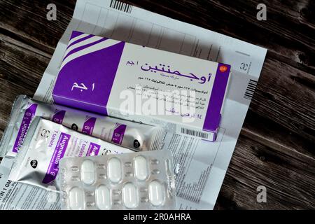 Le Caire, l'Egypte, 4 mai 2023: Augmentin 1g comprimés, amoxicilline et clavulanate potassium, acide clavulanique, classe des inhibiteurs de la bêta-lactamase, amoxicilline i. Banque D'Images