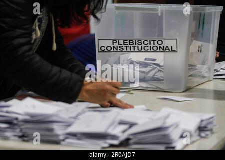 Valparaiso, Chili. 07th mai 2023. Boîte de vote avec votes observés lors des élections du Conseil constitutionnel de 2023. Crédit : SOPA Images Limited/Alamy Live News Banque D'Images