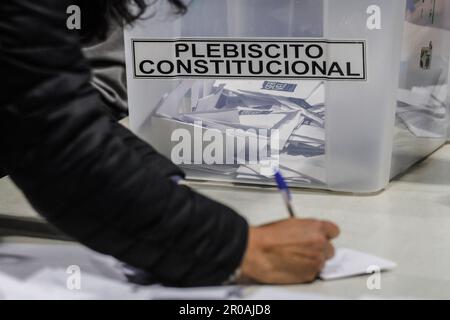 Valparaiso, Chili. 07th mai 2023. Boîte de vote avec votes observés lors des élections du Conseil constitutionnel de 2023. Crédit : SOPA Images Limited/Alamy Live News Banque D'Images