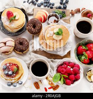 Petit déjeuner continental. Café, confiture, crêpes, maffins. Arrière-plan blanc. Table de petit déjeuner familiale. Vue de dessus. Banque D'Images